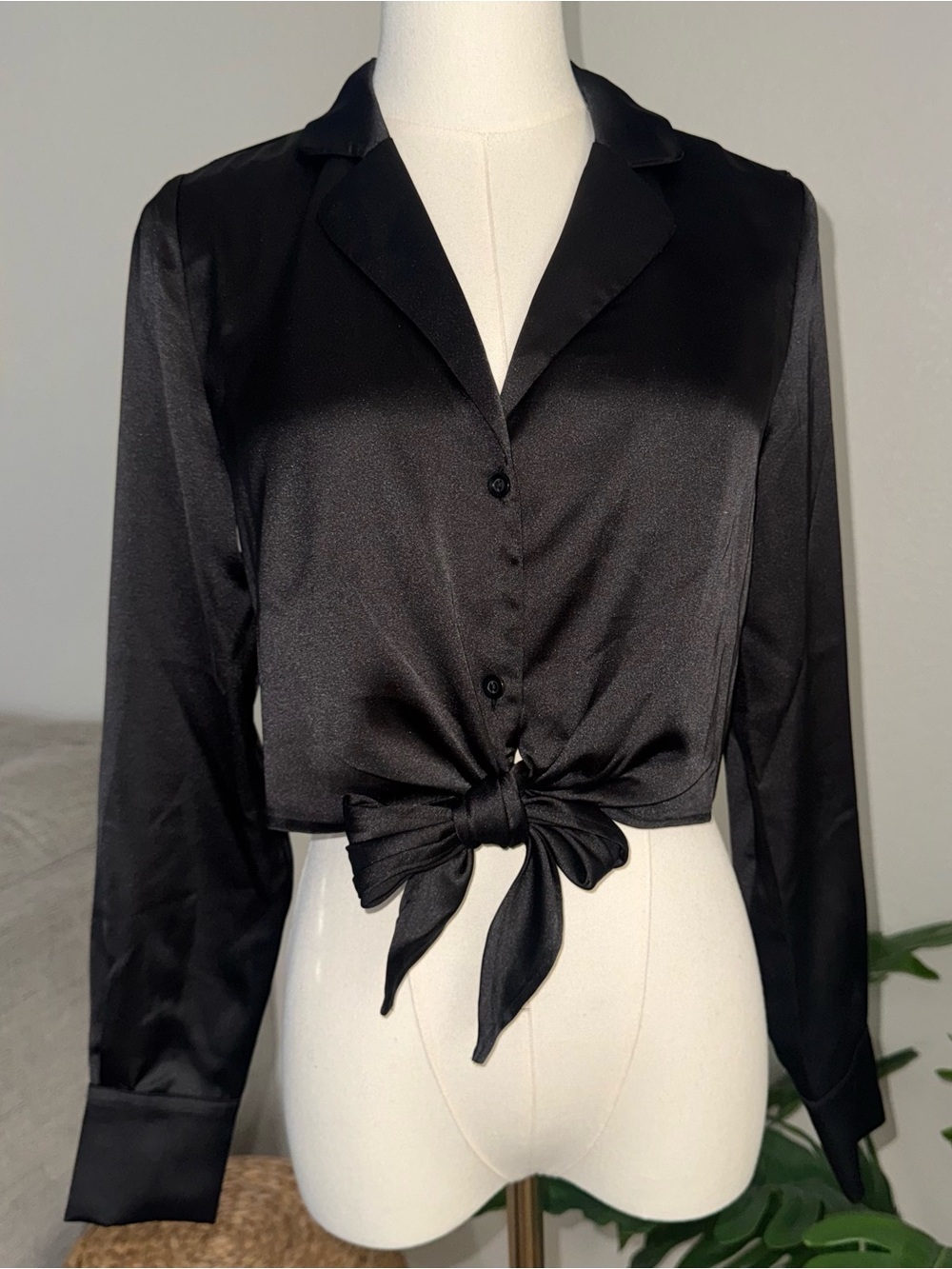 Sincerely Jules Black Satin Tie Front Cropped Blouse Long Sleeve Small Button up